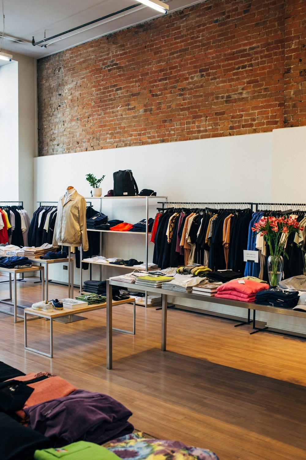 Boutique de vêtements avec portants et articles pliés