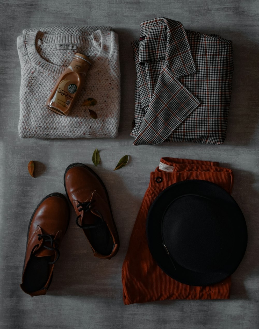 Vêtements, chaussures et accessoires présentés à plat