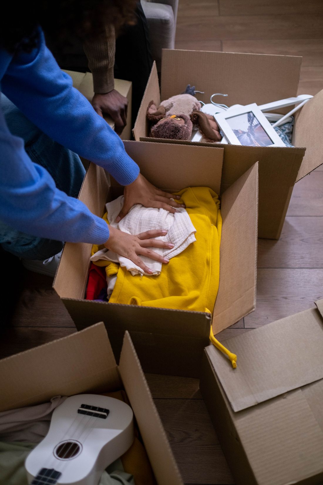Tri de vêtements avant rangement dans des cartons