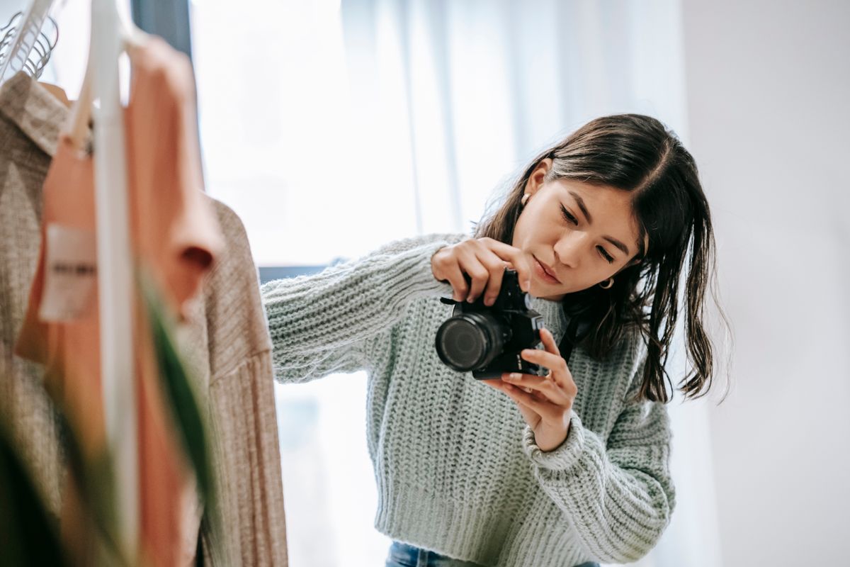 Photographe cadrant les détails d’un vêtement