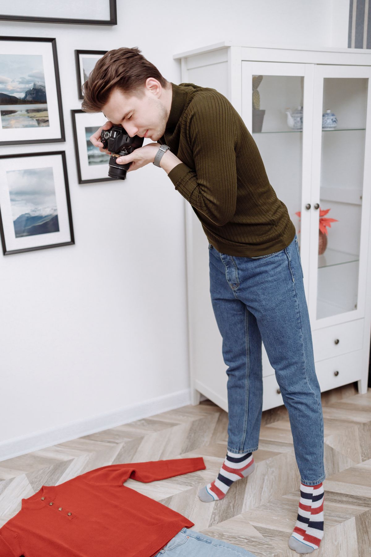Photographe prenant une tenue à plat