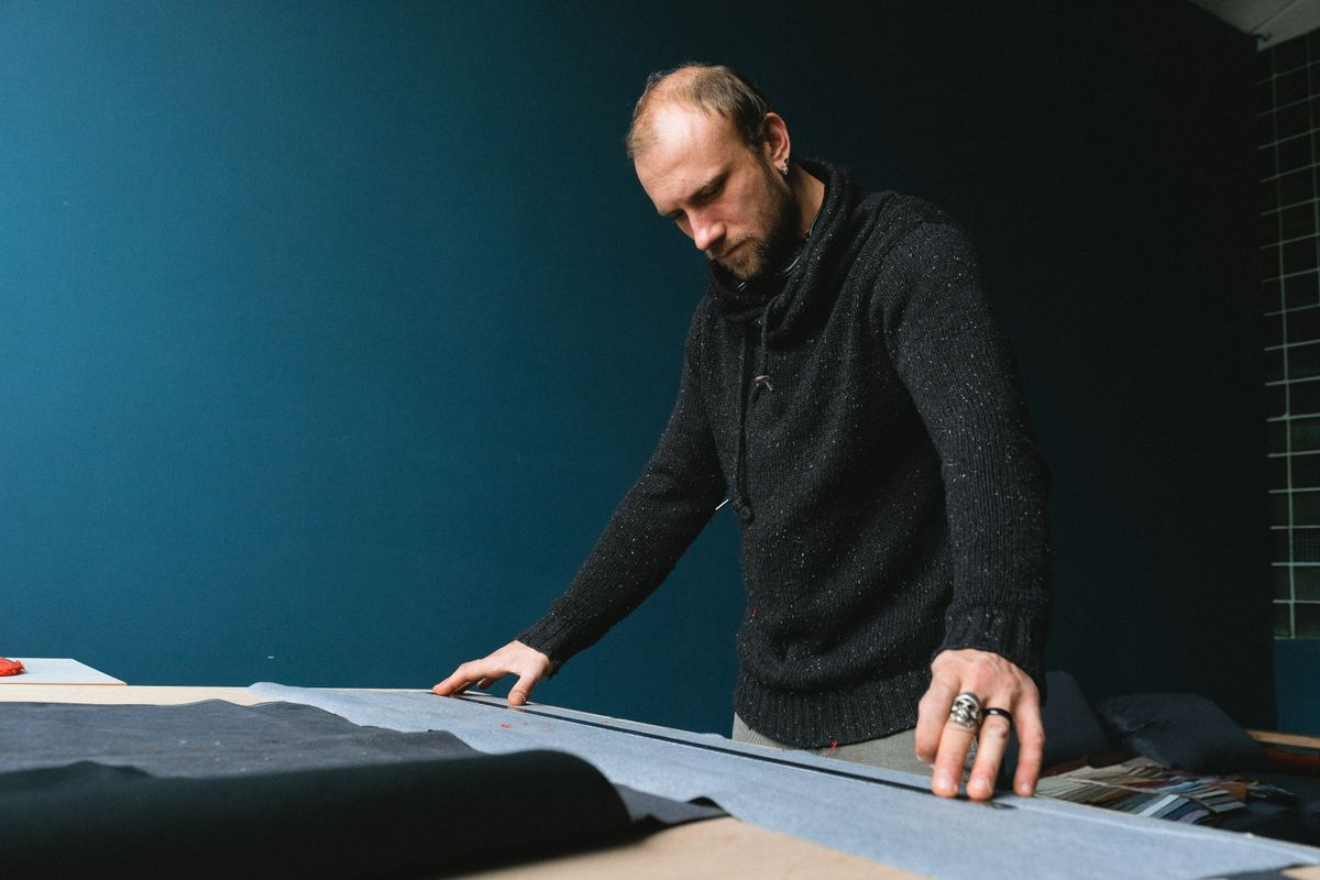 Mesure d’un textile sur une table de travail