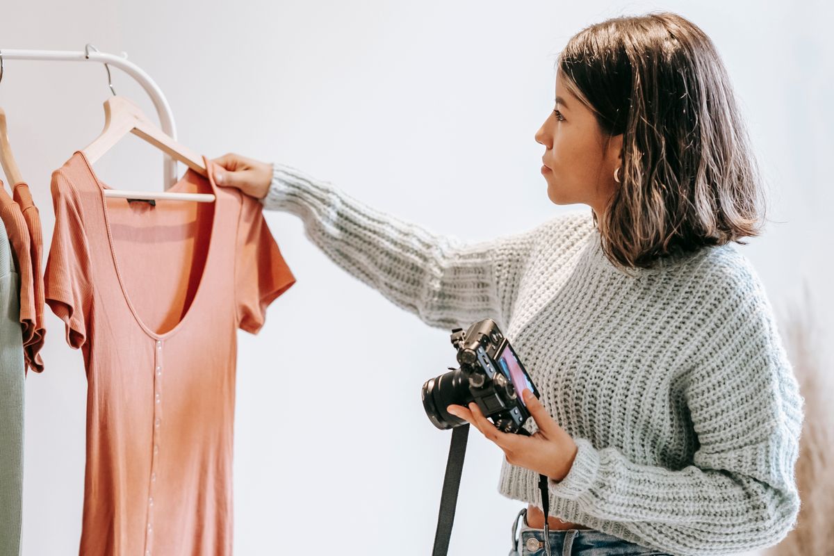 Vêtements organisés sur un portant